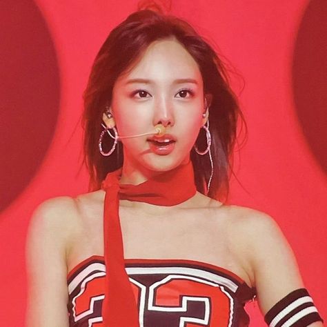 Nayeon 10 Minutes Hair, Nayeon 10 Minutes, Nayeon Haircut, Early 2000s Fashion, Twice Nayeon, Twice Kpop, Aesthetic People, Hair Makeover, Best Photo Poses