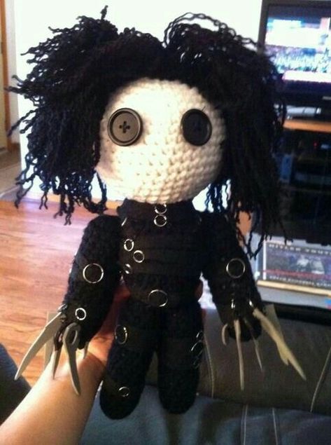 Free Crochet Halloween, Crochet Halloween Patterns, Crochet Halloween, Crochet Disney, Halloween Crochet Patterns, Edward Scissorhands, Gothic Dolls, Kawaii Crochet, Fun Crochet Projects