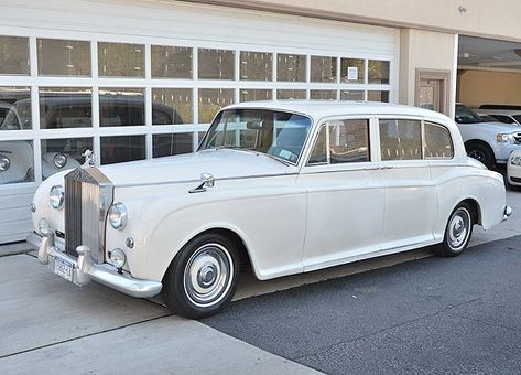 Rolls Royce Vintage, Vip Red Carpet, Wedding Limo, Limo Rental, Elegant Wedding Ideas, Rolls Royce Phantom, Antique Car, Money Making Ideas, Red Carpet Event