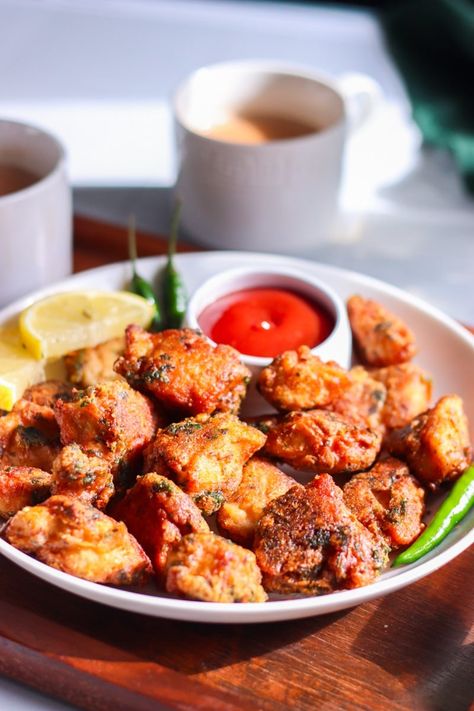 The BEST Chicken Pakoras - Crunchy & Chatpatay - Flour & Spice Chicken Pakora, Indian Diet, Iftar Recipes, Small Chicken, Green Chutney, Recipes Appetizers And Snacks, Best Chicken, Chicken Marinades, Chicken Flavors