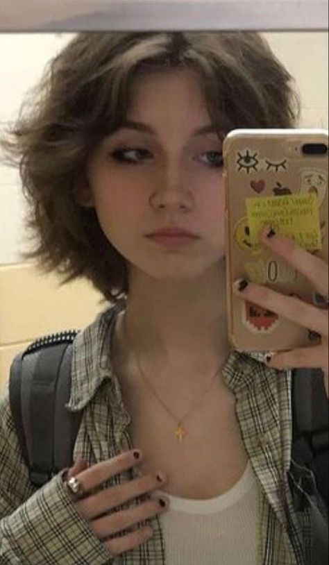 15 Coupes de cheveux grunge pour fille stylée 13 Short Wolfcut For Women, Grunge Hair Inspo Short, Short Hairstyle Women Fluffy, Short Haircuts For Fluffy Hair, Cute Short Wolfcut, Short And Fluffy Hair, Very Short Wolf Cut Hair, Short Wolf Hair Curly, Wolf Cut Inspo Short