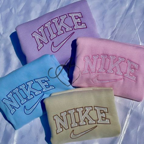 Sweatshirts Nike, Butterfly Crewneck, Nike Clothes, Nike Crewneck Sweatshirt, Embroidered Pullover, Vintage Nike Sweatshirt, Sweats Outfit, Vintage Crewneck Sweatshirt, Cute Nike Outfits