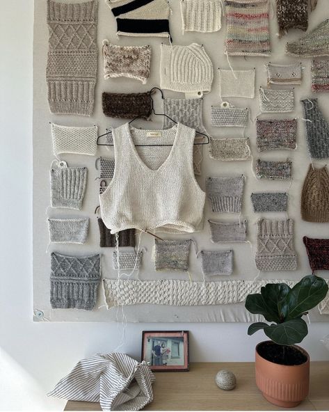 Yarn Market Display, Knitting Room Ideas, Knit Wallpaper, Yarn Room, Knitting Studio, Crochet Studio, Knitting Organization, Knitting Room, Knitting Storage