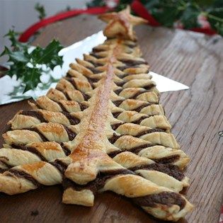 Nutella® Pastry Christmas Tree I " Indulgent Nutella® chocolate hazelnut spread is sandwiched between two layers of puff pasty, scored in all the right places then twisted to form tree branches. Ideal for Christmas parties and delicious washed down with some festive mulled wine." Puff Pastry Christmas Tree, Pastry Christmas Tree, Puff Pastry Christmas, Pastry Christmas, Nutella Puff Pastry, Ideas Navidad, Christmas Brunch, Xmas Food, Christmas Breakfast