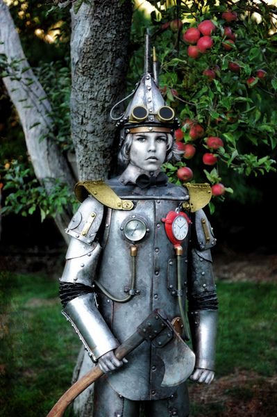 Steampunk Tin Man Rusted. Oustanding tin man costume for adult with a steampunk flair! Amazing metalwork with steam & valves and working heart clock! Tinman Costume, Punk Wizard, Modern Steampunk Fashion, Steampunk Wizard, Lego Man Costumes, Magical Costumes, Mad Men Costume, Glinda Costume, Tin Man Costumes