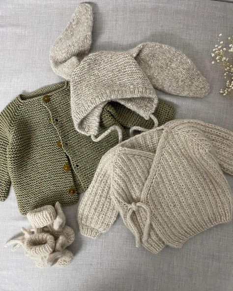 Toutes les publications • Instagram Baby Corner, Knitted Baby Blanket, Baby Knitwear, Bear Ears, Instagram Baby, Soft Baby, Baby Outfits, Baby Bear, Child Development