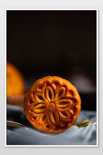 Chinese Moon Cake, Food Photography Lighting, Cake Festival, About Moon, Autumn Moon, Frozen Coffee, Cake Photography, Chocolate Dessert Recipes, Close Up Photography