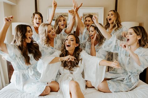 Cute Getting Ready Wedding Pictures, Bridesmades Photoshoot, Wedding Photos Bridesmaids Getting Ready, Big Wedding Party Photos, Getting Ready Bridesmaid Photos, Wedding Bridesmaid Photography, Wedding Photo Poses Bridal Party, Bridesmaid Photos Getting Ready, Bridal Get Ready Photos