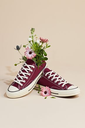 Festival Must Haves, Shoes Fashion Photography, Flower Shoes, Shoes Photography, Shoes Photo, Clothing Photography, Converse Sneakers, Nike Just Do It, Converse All Star