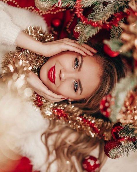 Poetry For Students, Poetry Allama Iqbal, Christmas Light Photography, Christmas Fashion Photography, Allama Iqbal Poetry, Christmas Mini Shoot, New Year Photoshoot, Christmas Poses, Christmas Family Photoshoot