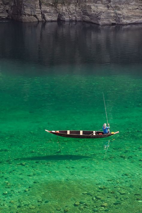 A fisherman at River Umngot, Meghalaya, India India Bucket List, Travel Infographic, Shillong, Northeast India, Travel Wallpaper, Fun Places To Go, Travel Locations, Nature Trail, India Travel