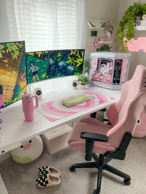 Green Gaming Setup, Gaming Setup Aesthetic, Cozy Desk Setup, Gaming Setup Ideas, Office Cozy, Pc Builds, Game Aesthetic, Cozy Gaming, Cozy Desk