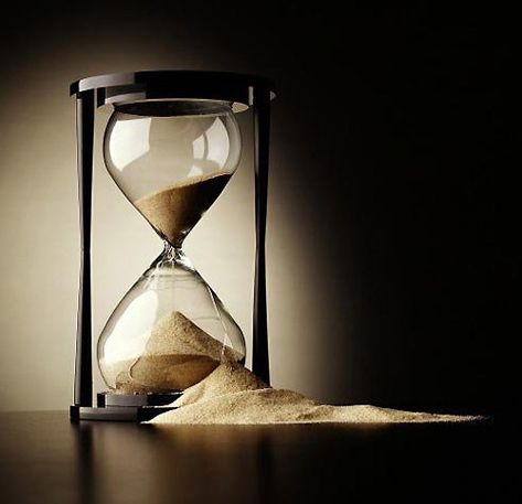 Time is getting away.... Jam Pasir, Hourglass Sand Timer, Hourglass Timer, Sand Clock, Hourglasses, Creation Art, Sundials, Sand Timers, Prince Of Persia