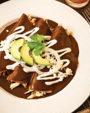 A las enmoladas también se les conoce como enchiladas de mole. Ingredientes para 4 personas 200 g de pasta de mole … Yummy Kitchen, Lent Recipes, Latin American Food, Mexican Cooking, Num Num, Hispanic Food, International Food, Authentic Mexican, Latin Food