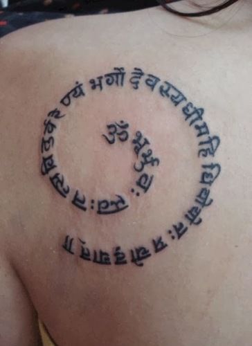 Sanskrit is one of the most original languages. Here are the 9 best Sanskrit tattoo designs for guys and girls to that you can avail of. Gayatri Mantra Tattoo, Small Tattoos For Ladies, Tattoo On Shoulder, Mantra Tattoo, Names Tattoos For Men, Sanskrit Tattoo, Shiva Tattoo Design, Om Tattoo, Elements Tattoo