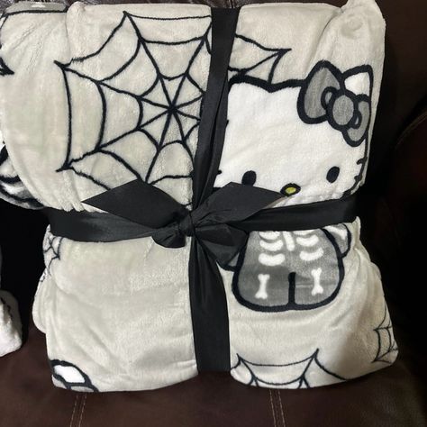 One Hello Kitty Halloween Blanket. Brand New With Tags. Full/Queen Will Ship Same Or Next Business Day! Hello Kitty Bedding, Orange Blanket, Hello Kitty Bed, Twin Halloween, Hello Kitty Blanket, Hello Kitty Dress, Pirate Halloween, Queen Blanket, Frankenstein Halloween