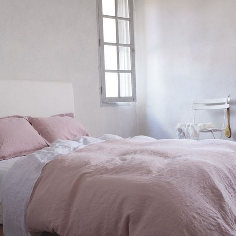 5 Favorites: Pale Pink Linen Sheets Roundup - Remodelista Pink Bed Sheets, Pure Linen Bedding, Pink Bed, Linen Bed Sheets, Bed Duvet, Grey Linen Bedding, King Size Duvet Covers, White Linen Bedding, Top Beds