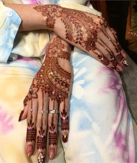 Henna Merah Pengantin, Henna Wedding Maroon, Henna Simpel, Henna Nikah, Motif Henna, Henna Maroon, Henna Pengantin, Wedding Henna Designs, Javanese Wedding