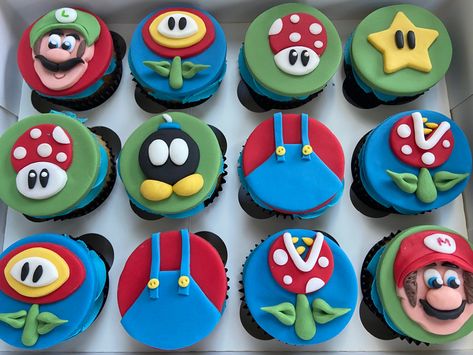 Super Mario Cakesicles, Mario Cupcake Cake, Super Mario Macarons, Super Mario Bros Party Ideas Cake Mushroom Cupcakes, Mushroom Cupcakes Mario, Toad Cupcakes Mario Brothers, Macarons Ideas, Mario Cupcakes, Super Mario Cupcakes