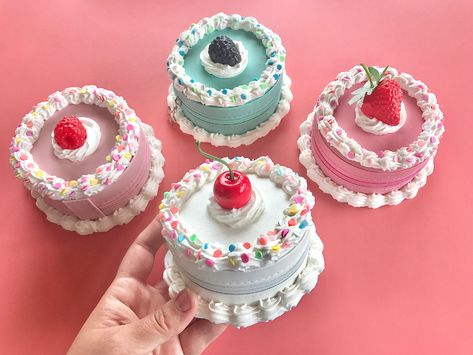 Circular Cake Shaped Jewelry Box/ Cute Jewelry Storage/ Vintage Aesthetic Home Decor/ Mini Trinket Box/ Faux Cake/ Makeup Mirror and Storage - Etsy Vintage Aesthetic Home, Box Birthday Cake, Cake Boxes Diy, Cake Makeup, Faux Cake, Craft Booth Ideas, Fake Cakes, Diy Cream, Boxes Diy