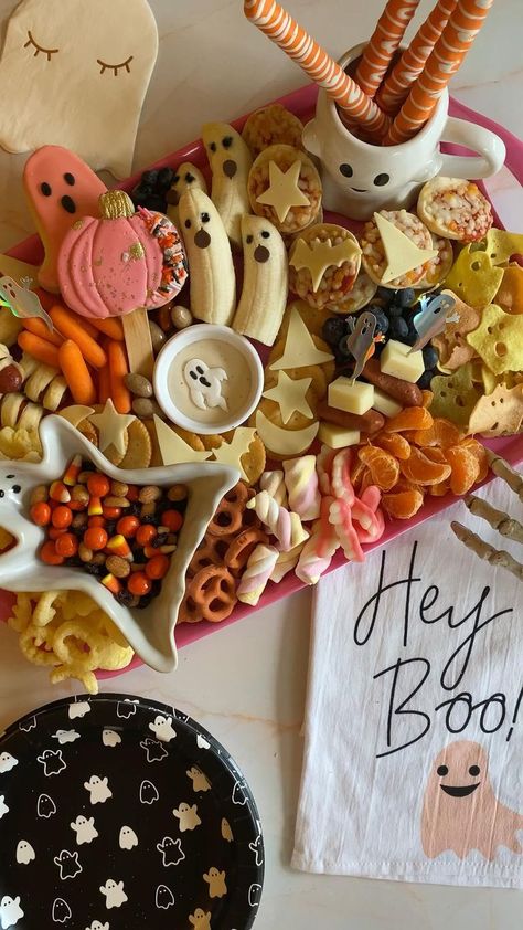 Kid-friendly Halloween Charcuterie | Halloween party dinner, Halloween diy, Halloween goodies Halloween Chacutery Board Ideas, Halloween Charcuterie, Hocus Pocus Party, Spooky Food, Kid Friendly Halloween, Halloween Party Dinner, Halloween Dinner, Pumpkin Party, Halloween Snacks