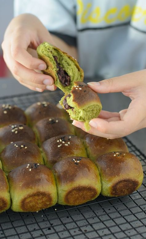 Tea Buns, Matcha Green Tea Recipes, Green Tea Recipes, Adzuki Beans, Tea Bread, Kitchen Green, Matcha Recipe, Red Bean, Asian Desserts