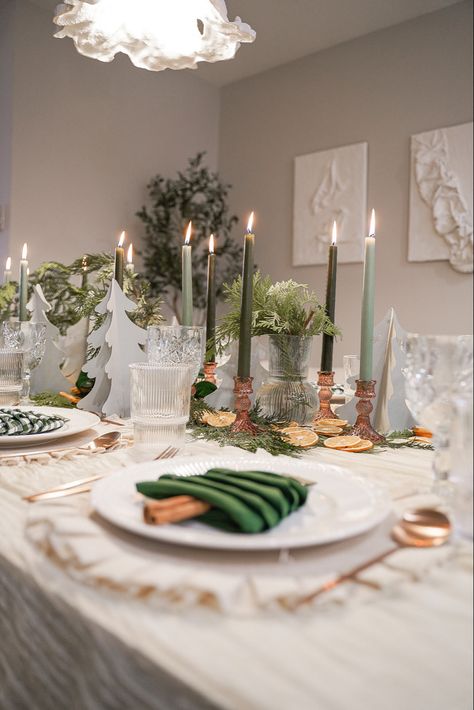 Sage Green Christmas Table, Green And Gold Christmas Table, Green Christmas Table Decor, Green Christmas Table, Sage Green Christmas, Pink Christmas Table, Sliced Oranges, Folded Napkins, Tablescape Design