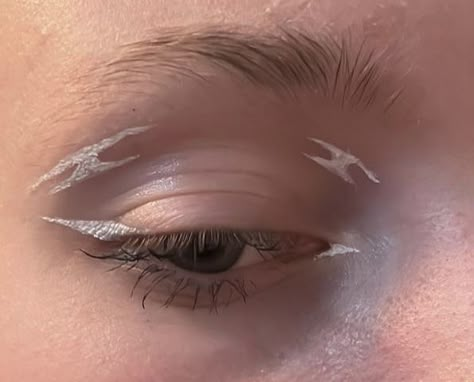 Subtle Graphic Liner, Graphic Liner White, Simple Graphic Eyeliner, White Graphic Eyeliner, Type Of Eyeliner, Makeup Graphics, Types Of Eyeliner, True Summer Makeup, Graphic Liners