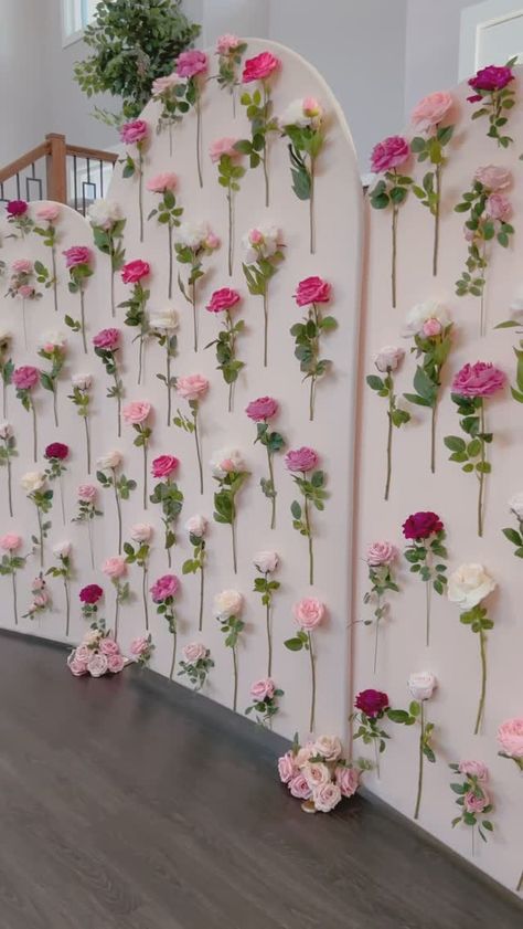 Noozay Decor | #WeddingInspiration #DIYWedding #WeddingDecor #WeddingIdeas #BrideToBe #DIYBride #birthday #WeddingCrafts #HandmadeWedding... | Instagram Backdrop Ideas Simple, Floral Garland Backdrop, Noozay Decor, Floral Mehndi, Backdrop Floral, Backyard Reception, Garland Backdrops, Diy Wedding Backdrop, Macrame Backdrop