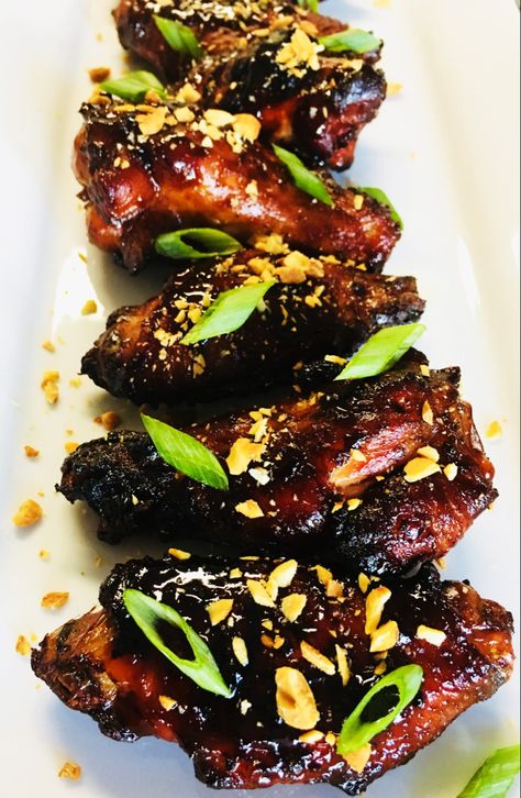 Thai Chicken Wings, Sriracha Chicken Wings, Chicken Wing Marinade, Gourmet Sandwiches, Thai Chicken, Chicken Wing Recipes, Wing Recipes, Poultry Recipes, Asian Dishes