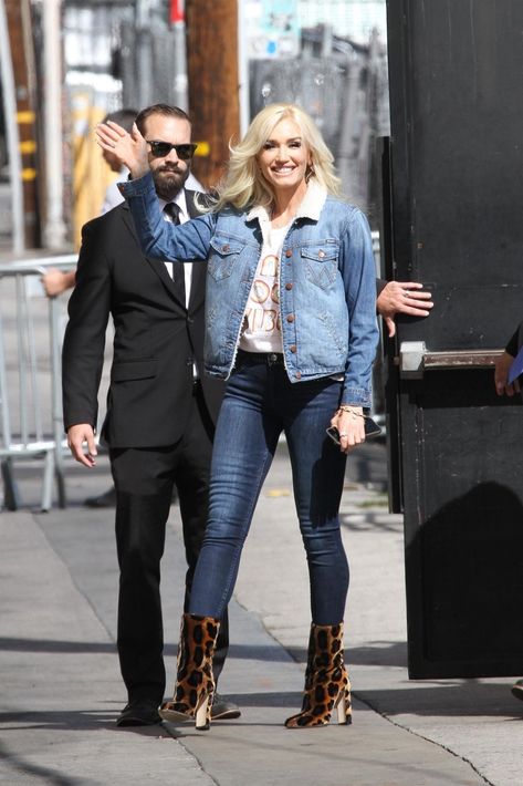 Gwen at Fallon Gwen Stefani 2023, Gwen Stefani Style 90s, Gwen Stefani Street Style, Gwen Stefani Hair, Gwen Stephanie, Black Shelton, Gwen Stefani Style, Gwen Stefani And Blake, Blake Shelton