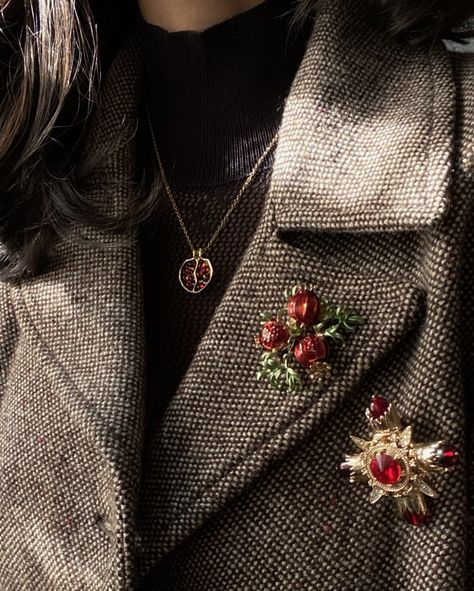 dark academia aesthetic Dark Professor Aesthetic, Elegant Academia Aesthetic, Dark Academia Aesthetic Women, Vintage Academia Aesthetic, Dark Academia Nails, Modern Dark Academia, Antiques Aesthetic, Dark Academia Jewelry, Last Night In Soho