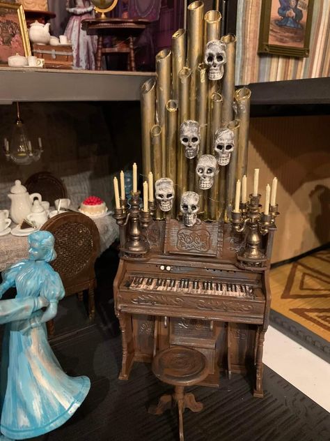 Scary Dollhouse Diy, Horror Diorama Ideas, Haunted Mansion Dollhouse, Spooky Diorama, Haunted Dollhouse Diy Ideas, Goth Dollhouse, Witchy Dollhouse, Mini Haunted House, Creepy Dollhouse