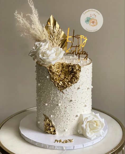 Birthday Cake Luxury Design, Gold And White Cakes, White And Golden Cake, White And Gold Birthday Cake, Birthday Cake Gold, White And Gold Cake, Birthday Cake Girls Teenager, Gold And White Cake, Black And Gold Cake