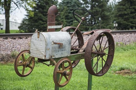 Rural Mailbox Ideas, Rustic Mailbox Ideas, Mailbox Holder, Country Mailbox, Rustic Mailboxes, Cool Mailboxes, Rural Mailbox, Tractor Art, Toy Tractors