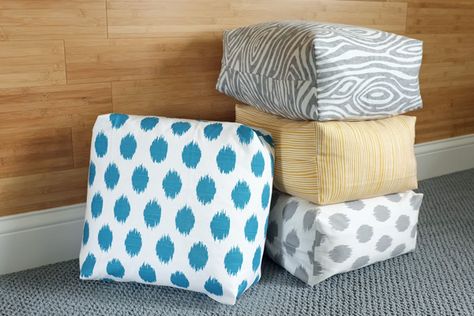 Learn how to make easy boxy floor cushions in less than 5 minutes with a video tutorial. Square Pillow Cover Diy, Playroom Diy, Easy Envelope, Diy Pouf, Envelope Pillow, Cushion Tutorial, Sewing Cushions, Diy Couch, Floor Pouf