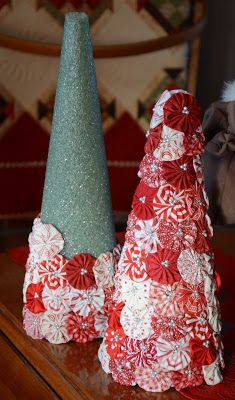 Fabric Christmas Decorations, Diy Gifts To Make, Yo Yo Quilt, Christmas Fabric Crafts, Christmas Tree Quilt, Christmas Crafts To Sell, Holiday Crafts Diy, Hanging Christmas Tree, Shape Crafts