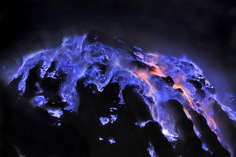 Picture of the Week: Kawah Ijen Volcano  Also: A volcanologist tells us volcanic misconceptions at www.ngsnavigators.com/blog/014 Volcano Photos, Kawah Ijen, Lava Flow, East Java, Funny News, Happy Fashion, Night Photos, Blue Flames, Natural Phenomena