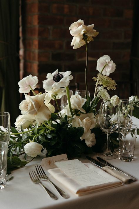 Moody White Wedding, Masculine Wedding Flowers, Modern Place Setting Wedding, White Flower Tablescape, Elegant Neutral Wedding Flowers, Anemone Wedding Flowers, Nye Floral Arrangements, Elegant Wedding Place Settings, Black Tie Floral Arrangements