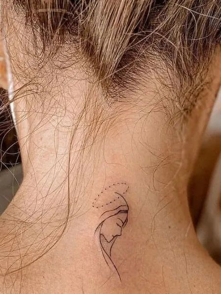 Tattoo Mary Virgin, Virgin Mary Tattoo For Women On Back, Virgin Tattoo Design, Virgin Mary Outline Tattoo, Mother Mary Tattoo For Women, Marian Tattoos Catholic, Daughter Of God Tattoo, Small Virgencita Tattoo, Small Catholic Tattoos For Women