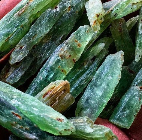 Dark Green Stones And Crystals, Kyanite Crystal Aesthetic, Green Prehnite Crystal Meaning, Handmade Green Spiritual Crystals, Green Kyanite, Crystal Vibes, Look Rock, Green Quartz, Mineral Specimen