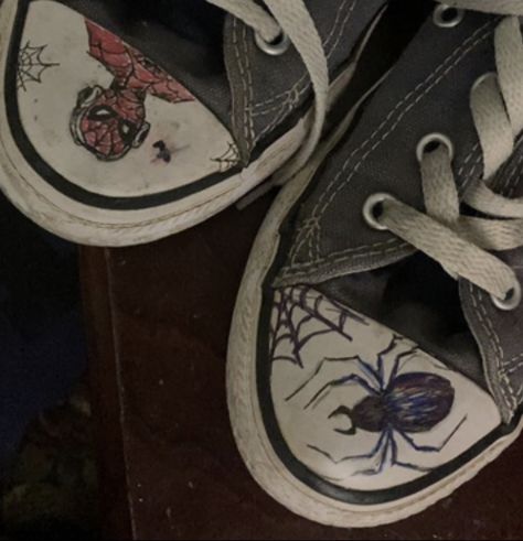 Diy Ropa Aesthetic, Spiderman Converse, Shoes Spiderman, Converse Drawing, Grunge Downtown, Doodle Shoes, Alt Shoes, Cute Converse Shoes, Converse Design