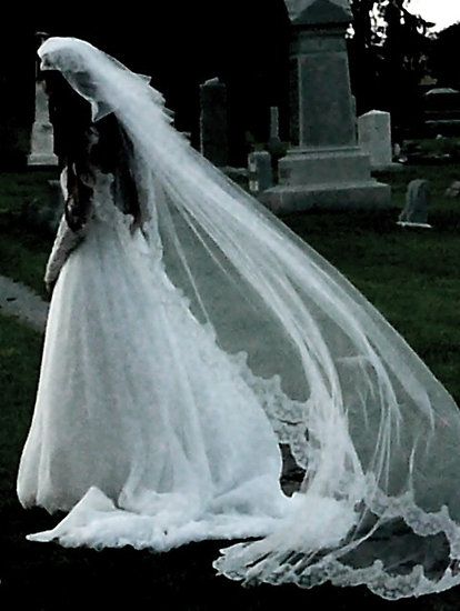 Ghost Bride Photoshoot, Goth Bride Aesthetic, Ghost Wedding Aesthetic, Creepy Wedding Photos, Ghost Bride Aesthetic, Ghostly Wedding, Ghostly Aesthetic, Bride Ghost, Portrait Props