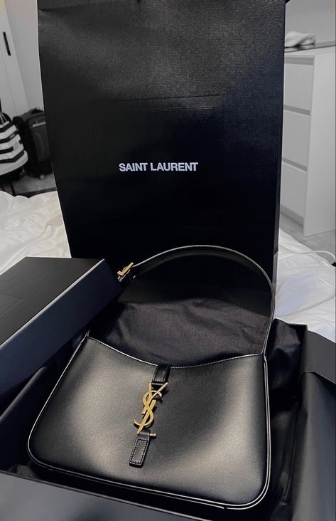 Ysl Shoulder Bag Black, Ysl Shoulder Bag, Summer Date Night Outfit, Model Off Duty Outfits, Y2k Beach, Outfit Ideas Fashion, Fashion Bella, Summer Date Night, Luxury Bags Collection