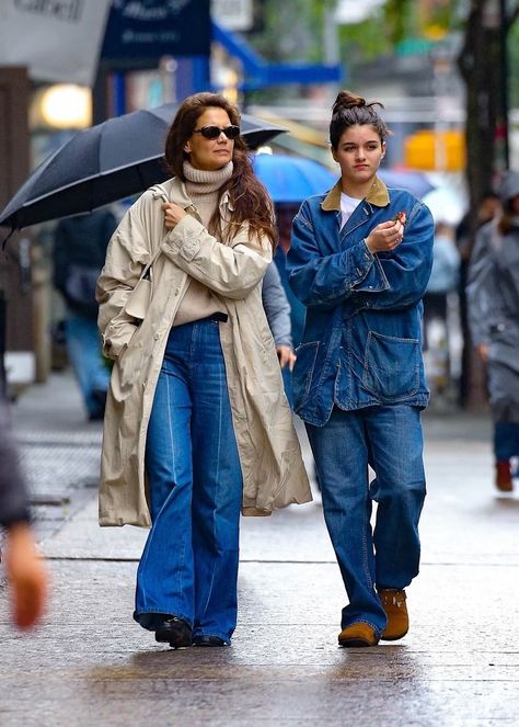 Katie Holmes & Suri Cruise Prove Baggy Jeans Work At Any Age Katie Holmes Outfits, Katie Holmes Style, Tribute To Mom, Suri Cruise, Mother Daughter Fashion, Pale Beige, Mocha Latte, John Travolta, Katie Holmes