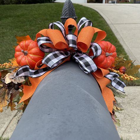 Mailbox Swags Fall, Fall Mailbox Swag Diy, Halloween Mailbox Swag, Fall Mailbox Swag, Mailbox Swag Diy How To Make, Fall Mailbox Landscaping, Fall Mailbox Decorating Ideas, Halloween Mailbox Decorations, Mailbox Decorating Ideas