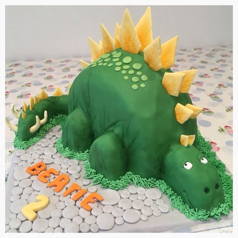 Stan the stegosaurus birthday cake. Stegosaurus Cake, Dinosaur Cakes For Boys, Cakes Frosting, Dinosaur Birthday Cake, Strawberry Birthday Cake, 3d Dinosaur, Dino Cake, Dinosaur Birthday Cakes, Cake Templates