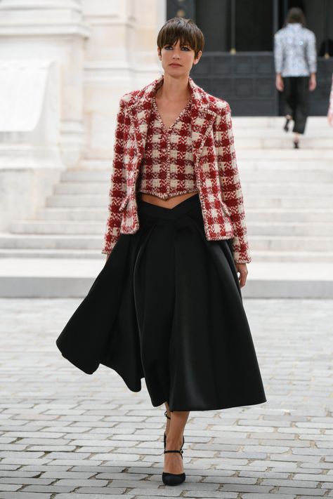 Chanel Couture, Fashion Designer, Old Money Aesthetic, Midi Skirt, Fashion News, What To Wear, Chanel, Couture, Fashion Design