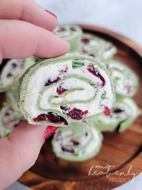 Cranberry Roll Ups, Cranberry Brie Pinwheels, Pinwheels Recipe, Holiday Pinwheel Appetizers, Cranberry Pinwheels, Cranberry Jalapeño Pinwheels, Holiday Pinwheels, Christmas Pinwheels, Ham And Cream Cheese Pinwheels