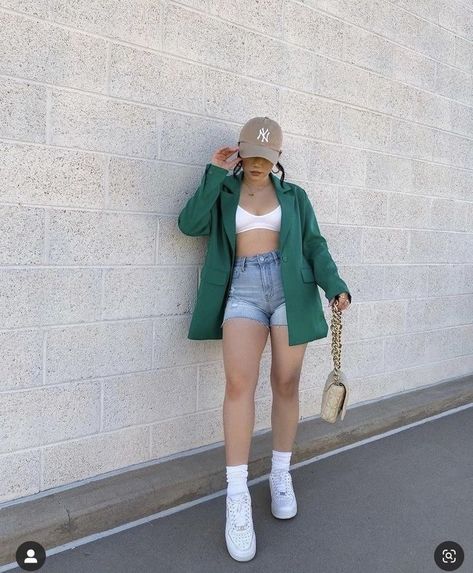 How To Style A Blazer With Shorts, Cute Casual Shorts Outfits, Shorts With Sneakers Outfits, How To Style Denim Shorts, Short Casual Outfit, Outfit Con Shorts, Denim Short Outfits, Outfit Casual Verano, Blazer And Shorts Outfit